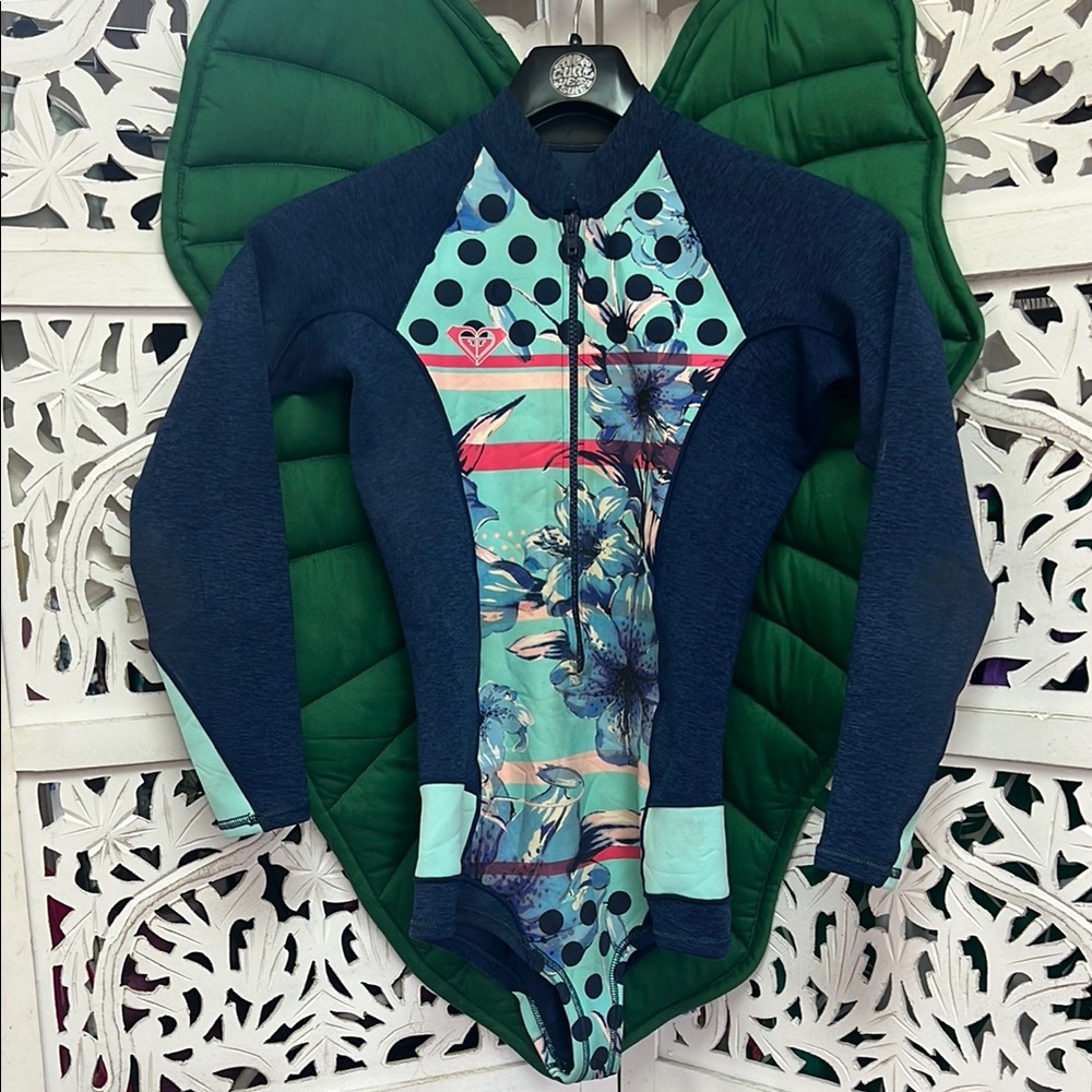Roxy women’s pop surf neoprene long sleeve spring suit. Size 6. Navy/ floral